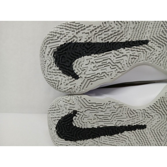 Nike‎ Kids Team Hustle D 10 Basketball Shoes CW6735-002 Black Gold Sz 5.5 - Picture 8 of 11